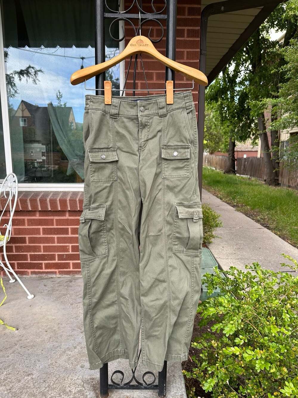 Hollister Low-Rise Baggy Multi-Pocket Cargo Pants in Olive Green